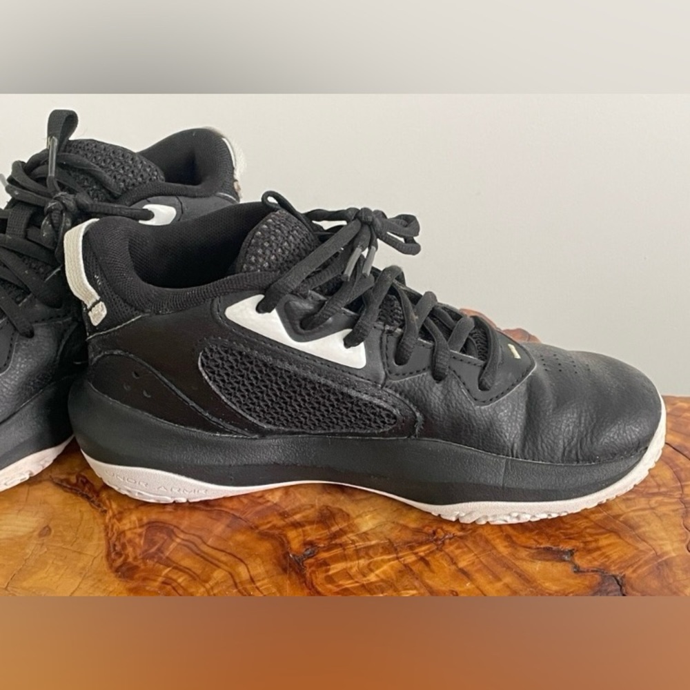 Under Armour Lockdown 6 Big Kid Basketball Shoes Black Youth 4.Great condition